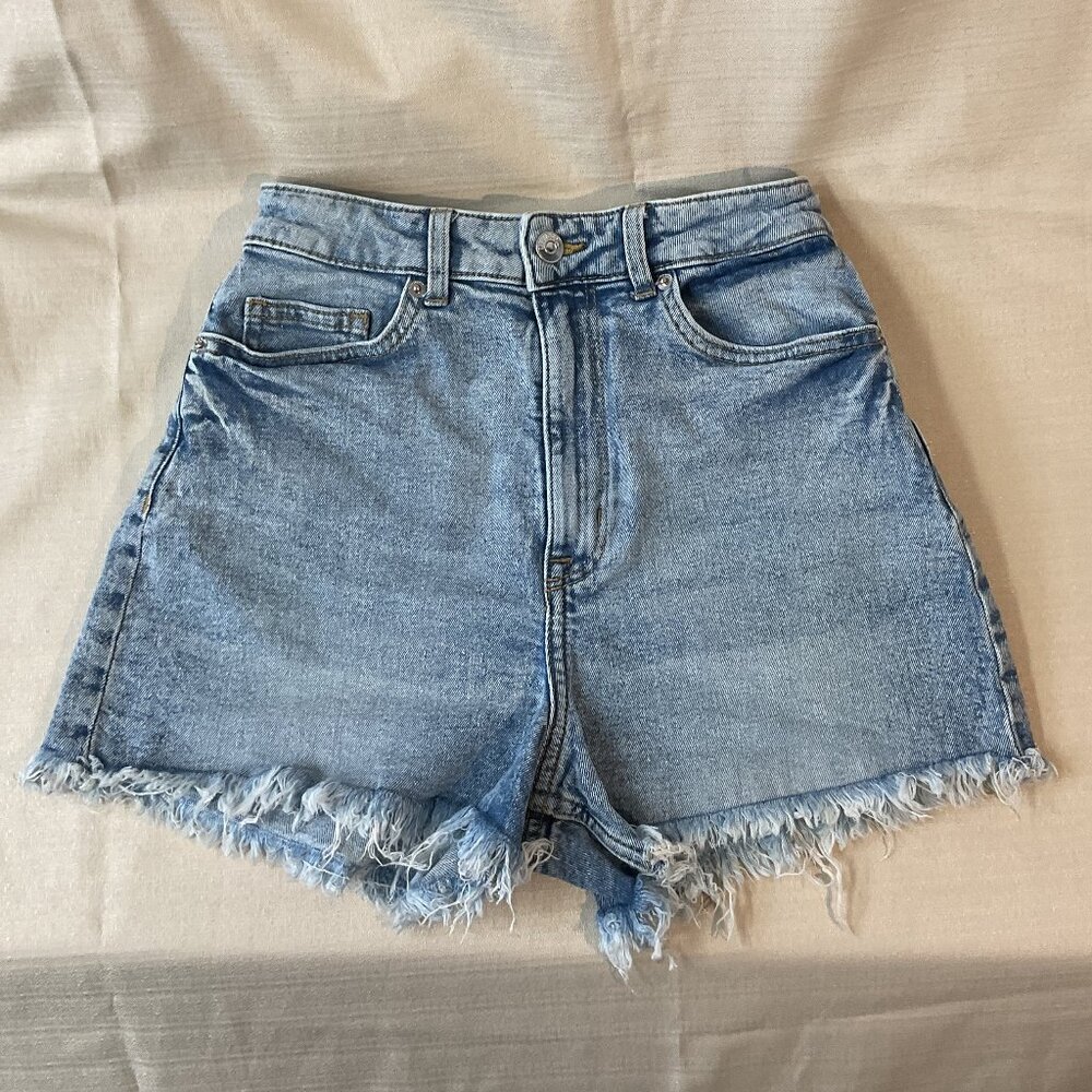 H&M Light Wash Denim Shorts – Size 2 | Frayed Hem